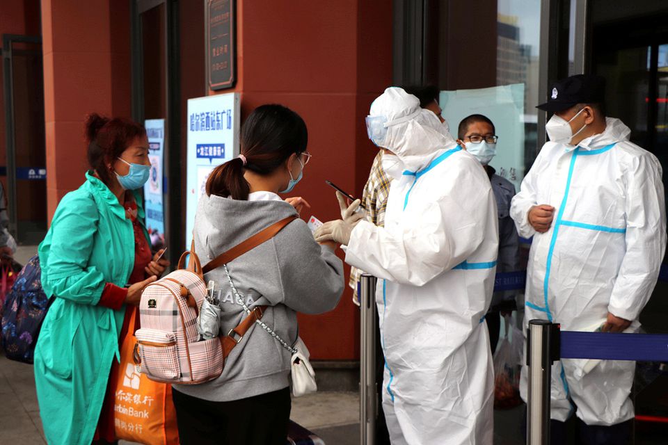 Kiểm tra chứng nhận xét nghiệm âm tính tại lối vào một nhà ga ở thành phố Cáp Nhĩ Tân, tỉnh Hắc Long Giang ngày 22.9.