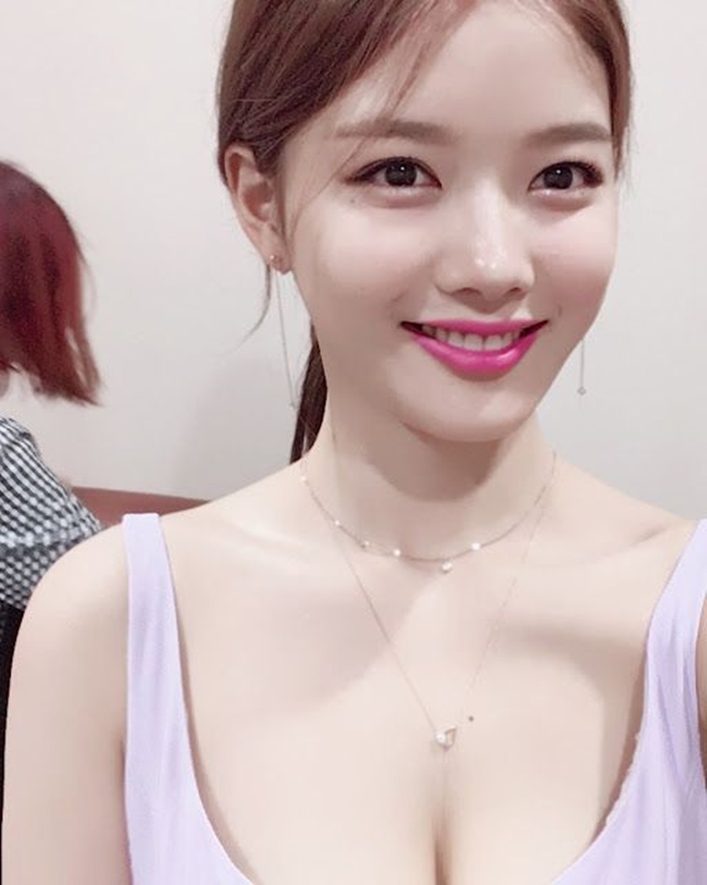 Hiện tại, Kim Yoo Jung đã trưởng thành và là một trong những diễn viên trẻ triển vọng nhất. Ở tuổi 22, sao nhí đình đám thuở nào không ngại thay đổi hình ảnh với phong cách gợi cảm, quyến rũ hơn.
