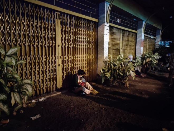 Chị Trần Thị Thùy Trang ôm đứa con tròn 20 ngày tuổi, rưng rưng nước mắt: "Biết là nguy hiểm cho con nhưng mình phải đánh liều, về quê còn có ba mẹ, giờ gia đình không trụ lại ở TP HCM được nữa".