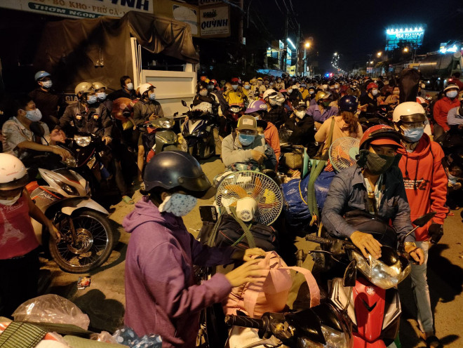 Nhiều người đã đứng chờ hàng giờ chỉ để mong được qua chốt về quê tránh dịch