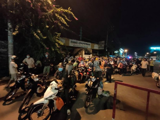 Nhiều người đã đến đợi ở khu vực này từ trưa 30-9, sau khi nghe tin TP HCM sẽ nới lệnh giãn cách.