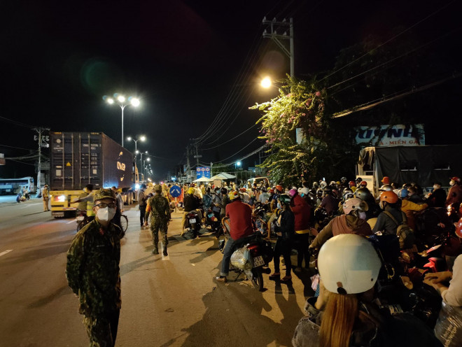 Nhằm bảo đảm an ninh trật tự, các cơ quan chức năng đã có mặt và điều phối giao thông để các xe chở hàng hóa được lưu thông qua chốt.