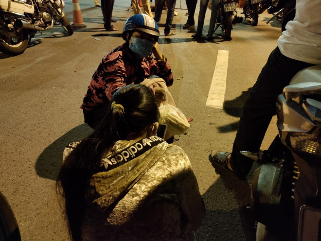 Nhiều người dân cho biết, họ không còn đủ tiền để trang trải cuộc sống ở TP HCM, mong ước lớn nhất hiện tại chỉ muốn về quê với gia đình. Anh Đoàn Ngọc Quý, quê An Giang, bày tỏ:" Tôi chấp nhận cách ly 1 tháng cũng được, chỉ cần về đến quê nhà"