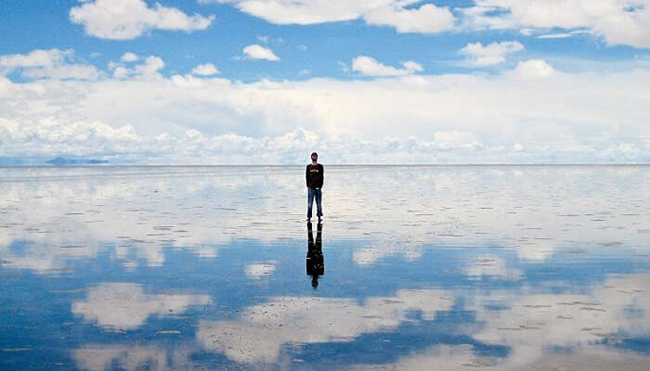 Đi dạo trên cánh đồng muối Salar de Uyuni, Bolivia: Thường bị nhầm là ảo ảnh quang học, vựa muối ở Salar de Uyuni là vựa muối lớn nhất thế giới trải rộng trên diện tích 10.582km2. 
