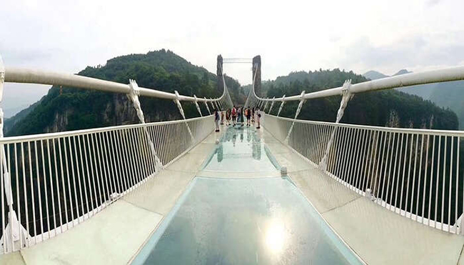 Dám đi bộ ở độ cao 260m so với mặt đất, trên cầu thủy tinh Trương Gia Giới ở Trung Quốc: Đừng nhìn xuống, nếu không bạn sẽ nổi gai ốc khắp cơ thể. 
