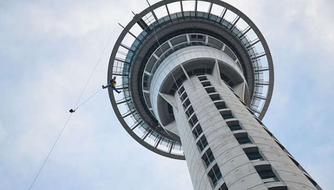 Thử thách bản thân bằng cách nhảy khỏi Sky Tower của Auckland, New Zealand: Nếu có đủ can đảm làm điều này, bạn đã biến mình thành một con chim bay trên một khu rừng bê tông.&nbsp;
