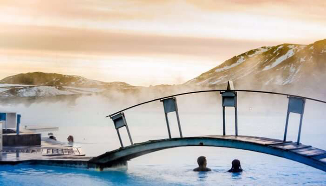 Tắm suối nước nóng ở Blue Lagoon, Iceland: Spa địa nhiệt&nbsp;Blue Lagoon nằm trong một cánh đồng dung nham. Với hơi nước tỏa ra từ làn nước xanh ngắt, nơi đây trông không khác gì một thiên đường trong mơ.
