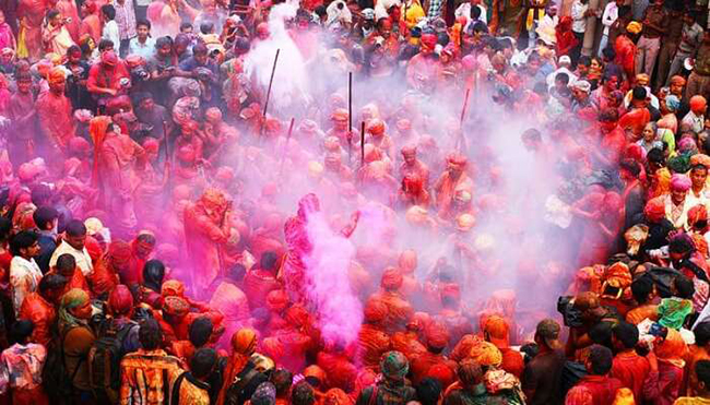 Lễ hội sắc màu Holi ở Vrindavan, Ấn Độ: Lễ hội sắc màu Holi được tổ chức ở khắp Ấn Độ, và thậm chí trên toàn thế giới, nhưng ở Vrindavan, lễ hội này được coi là bức tranh sặc sỡ và hoàn hảo nhất. 
