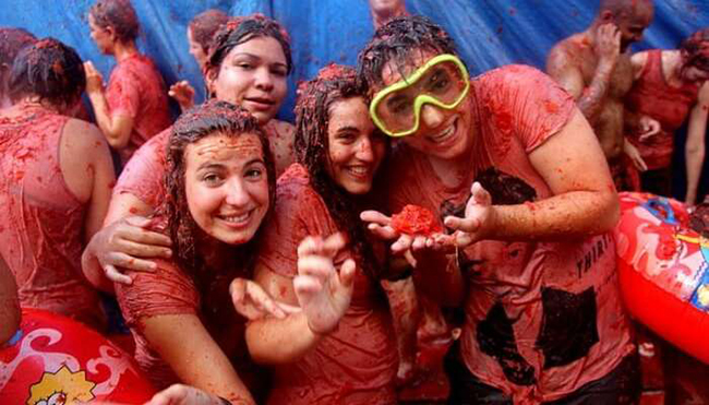 La Tomatina ở Tây Ban Nha: Ở lễ hội này, mọi người ném cà chua vào người nhau và sau đó đi đến các quán bar để thưởng thức một bữa tiệc với các món ăn ngon trong bầu không khí sôi động.&nbsp;
