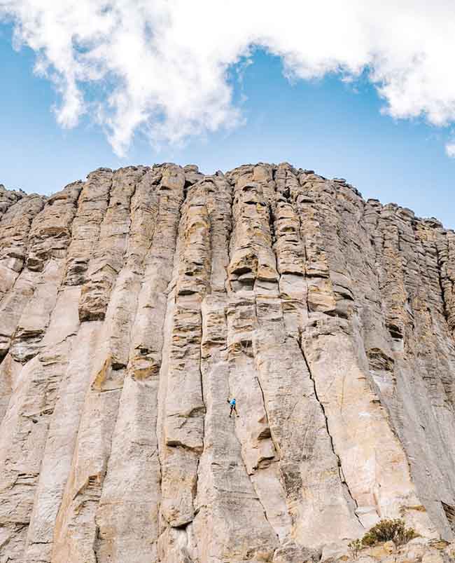Hình dạng các cột đá độc đáo của Tháp Quỷ khiến nó trở thành địa điểm lý tưởng cho người thích leo núi. Ước tính có khoảng 4000 người mỗi năm đã thực hiện chuyến đi đường dài tới nơi này.
