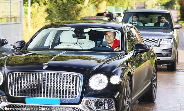 Ronaldo lái chiếc Bentley tới sân tập.