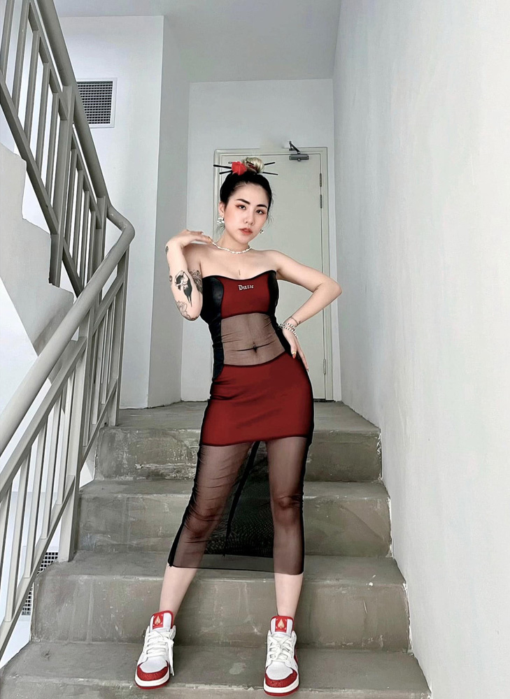 Các outfit của Du Uyên đều là sự kết hợp hài hòa giữa hiện đại, cá tính cùng thời thượng, nữ tính và lấy eo làm điểm nhấn, nhằm phô diễn hình thể cân đối. Không chỉ thế, cô đặc biệt yêu thích những thiết kế phá cách, chẳng hạn như kiểu&nbsp;váy bodycon ôm sát cơ thể, màu đỏ đen được bao phủ bởi một lớp vải lưới bắt mắt ở bên ngoài.