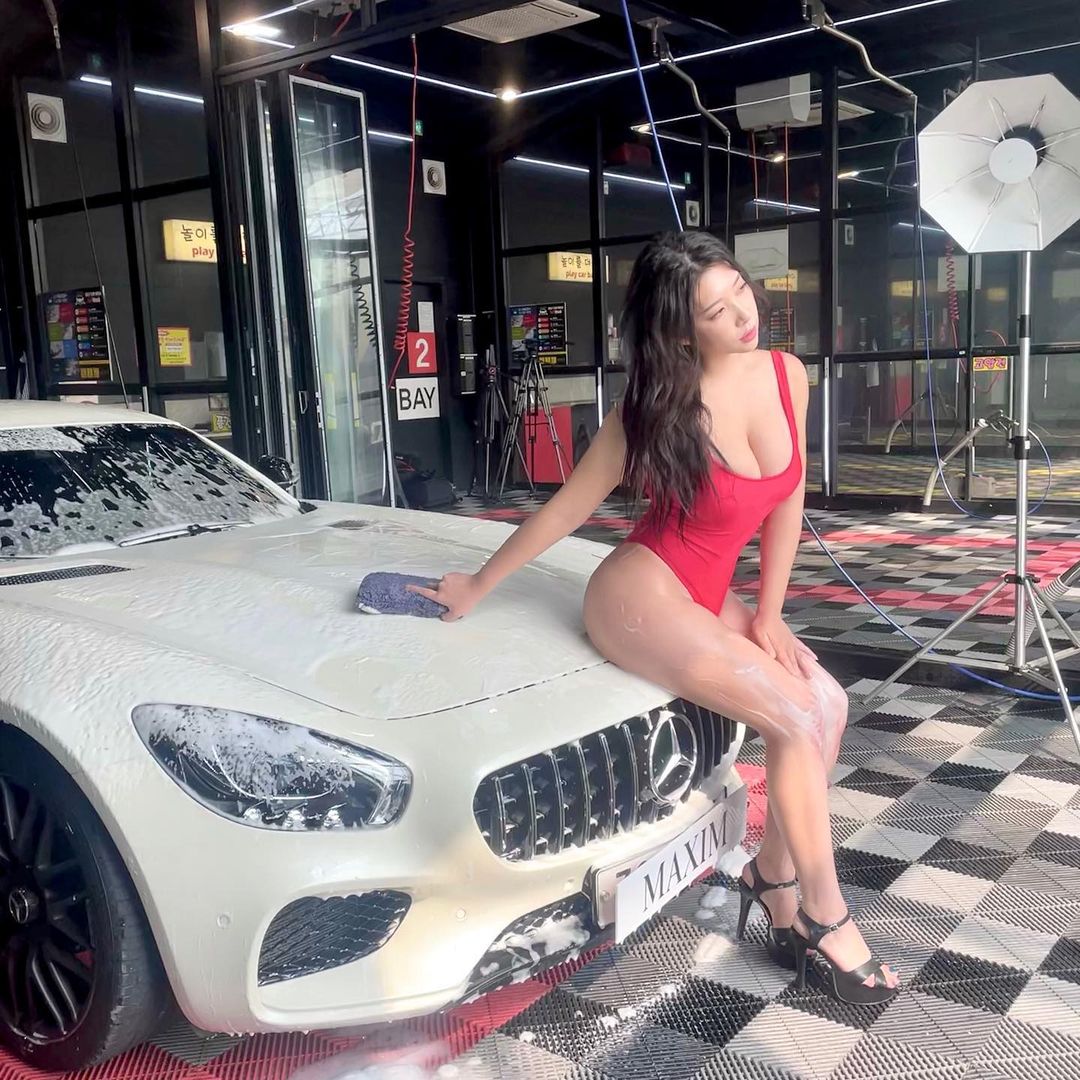 Jeon Ji Eun chụp hình bên chiếc&nbsp;Mercedes AMG GT S có giá hơn 8 tỷ đồng.