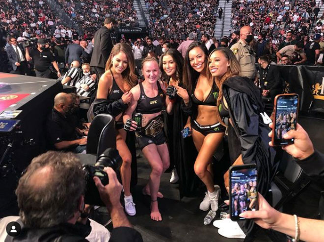 Valentina Shevchenko chụp ảnh cùng dàn ring girl quyến rũ sau khi thắng&nbsp;Lauren Murphy