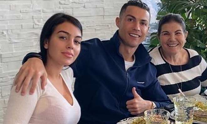 Bà Dolores Aveiro (phải) nghi bạn gái Ronaldo, Georgina Rodriguez muốn cưới con trai mình chỉ để "đào mỏ"