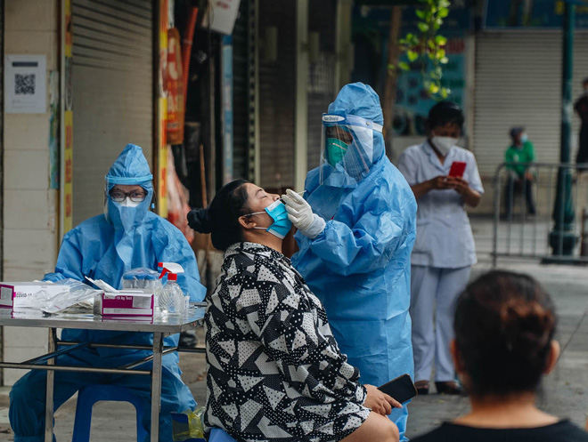 Người dân chờ lấy mẫu xét nghiệm.