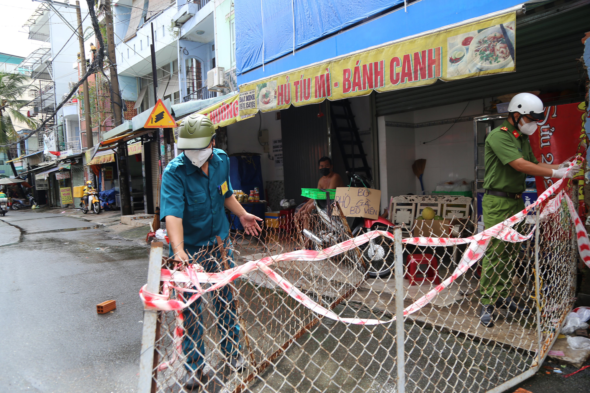 Ông Nguyễn Văn Phong, một người dân trên đường Dương Quảng Hàm, quận Gò Vấp cho biết: “Việc thành phố tháo dỡ các chốt chặn không chỉ người dân được đi lại thuận lợi hơi mà còn tạo tâm lý thoải mái cho mỗi người. Hy vọng tình hình dịch sẽ có nhiều chuyển biến tích cực hơn nữa, cuộc sống trở lại bình thường như trước đây”.