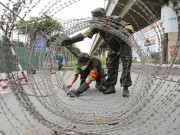 Tin tức trong ngày - Ảnh: TP.HCM đồng loạt tháo dây kẽm gai, lưới B40 cho người dân đi lại