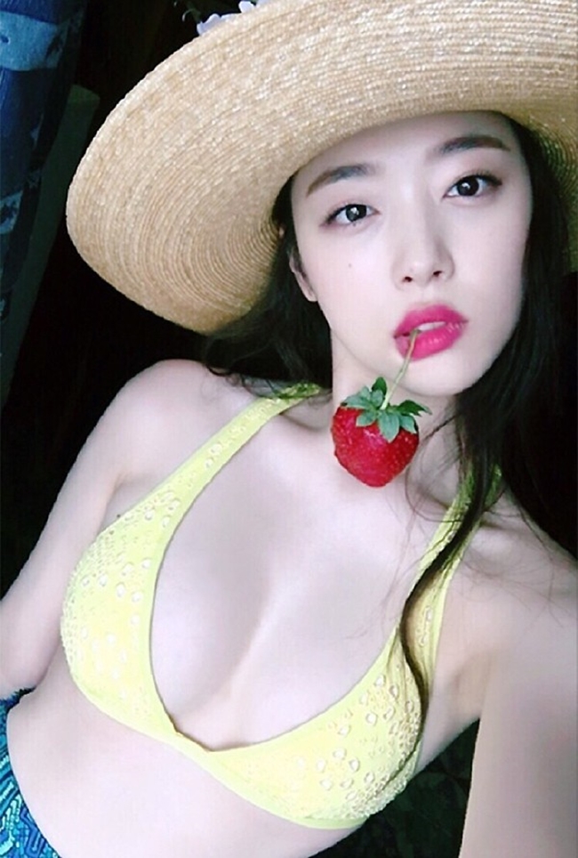 Nữ ca sĩ quá cố cũng là một trong những thần tượng theo đuổi phong cách sexy. Dù bị chỉ trích ảnh hưởng tới tâm lý nhưng Sulli vẫn&nbsp;là gương mặt được nhiều tạp chí thời trang mời chụp hình quảng cáo.
