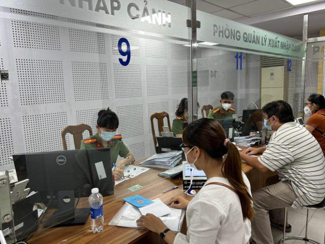 Clip: Hàng ngàn người ở TP HCM chen chân làm hộ chiếu mẫu mới - hình ảnh 3