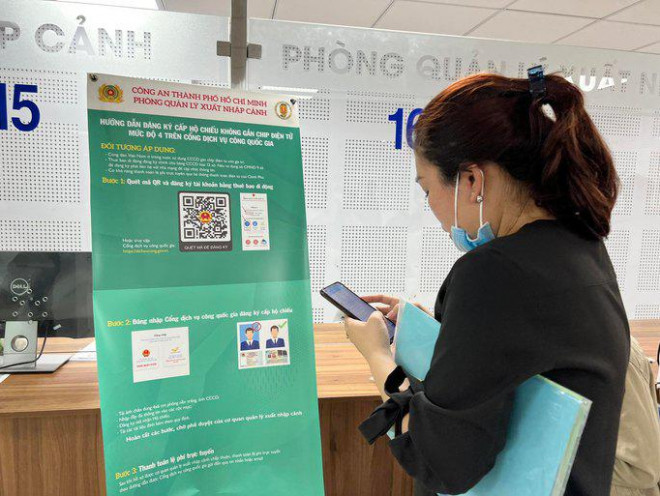Clip: Hàng ngàn người ở TP HCM chen chân làm hộ chiếu mẫu mới - hình ảnh 5