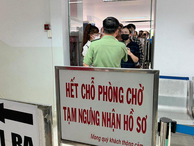 Clip: Hàng ngàn người ở TP HCM chen chân làm hộ chiếu mẫu mới - hình ảnh 8
