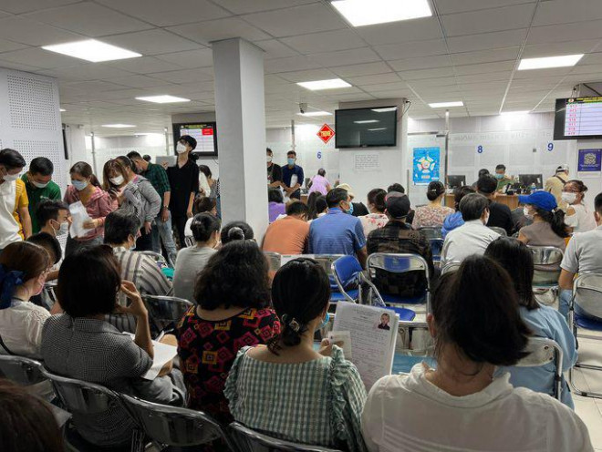 Clip: Hàng ngàn người ở TP HCM chen chân làm hộ chiếu mẫu mới - hình ảnh 6