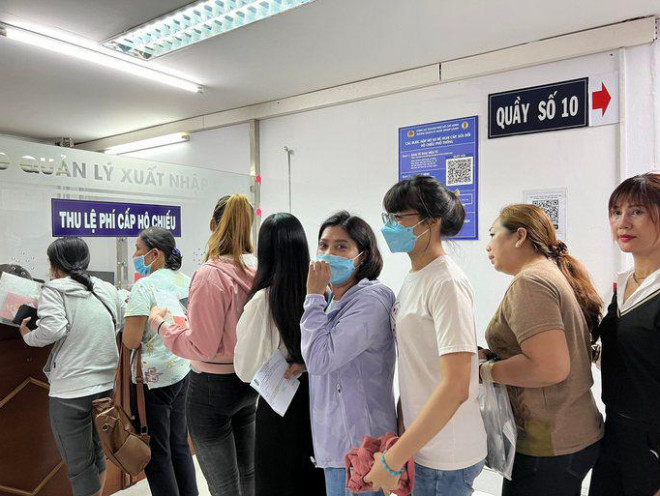 Clip: Hàng ngàn người ở TP HCM chen chân làm hộ chiếu mẫu mới - hình ảnh 9