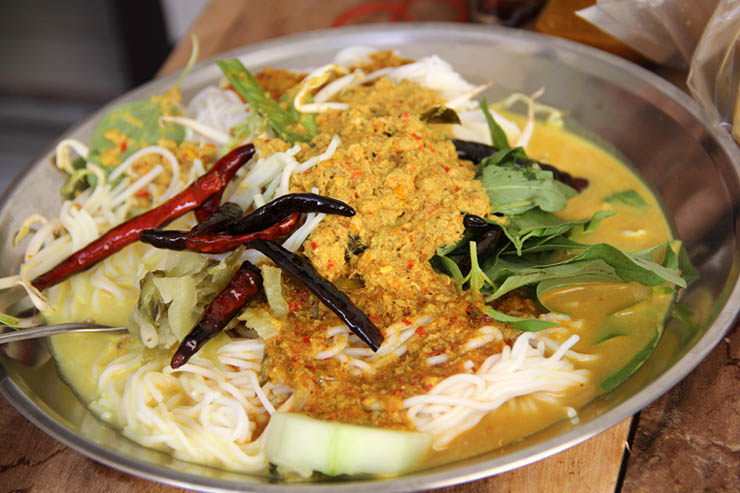13. Khanom Jeen là món cà ri cá nước cốt dừa, ăn cùng với bún và rau sống. Nó có vị chua cay, ít calo.
