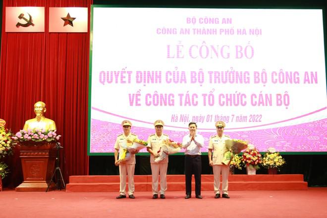 Ông Hà Minh Hải, Phó Chủ tịch UBND TP Hà Nội chúc mừng 3 đồng chí tân Phó Giám đốc