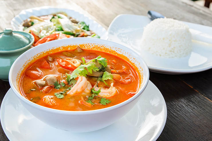 2. Tom Yum Kung là món súp chua cay nóng hổi này cực kỳ gây nghiện, có màu đỏ đậm đà bắt mắt. Nước dùng của nó được&nbsp; làm từ rất nhiều loại nguyên liệu khác nhau, tạo nên hương vị rất ngon và đậm đà.
