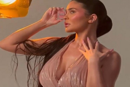 Kylie Jenner khoe dáng với đầm ôm trong quảng cáo mỹ phẩm
