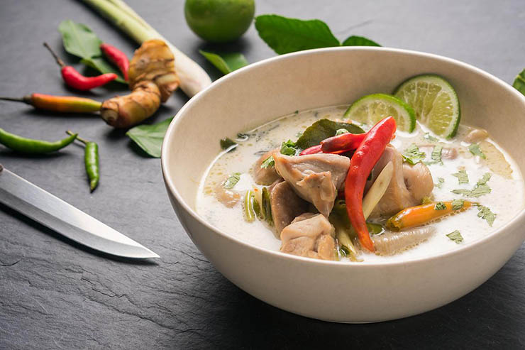 6. Tom Kha Gai là món cà ri có mùi vị đặc trưng của nước dừa, cực kỳ thơm. Những miếng thịt gà mềm, đậm đà hương vị khi kết hợp với nhiều loại gia vị như sả, riềng, lá kaffir, món này thường ăn cùng với cơm nóng.
