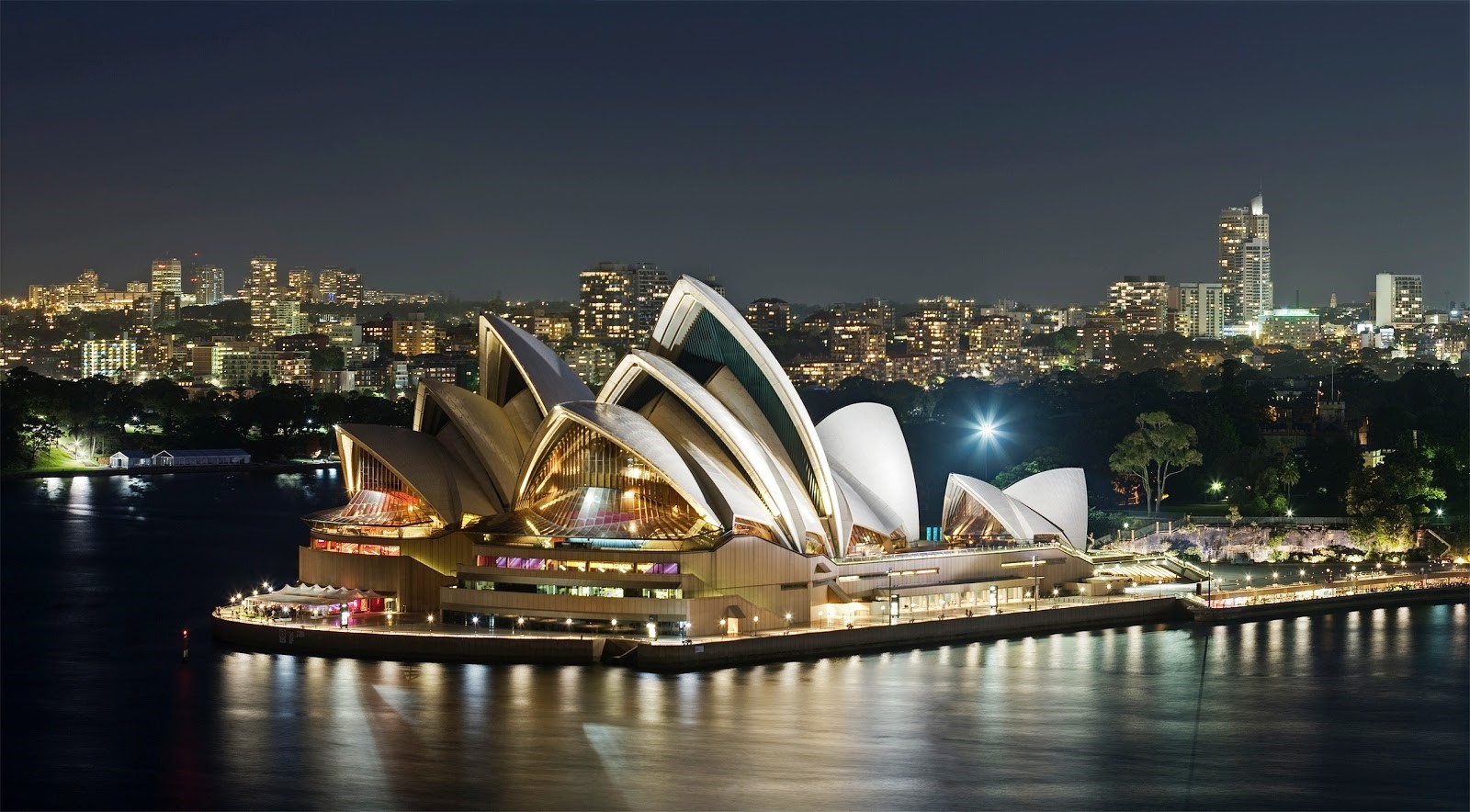 Nhà hát Opera Sydney là một trong những điểm đến nổi tiếng ở Úc