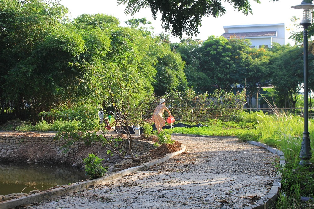 Đường đi trong công viên không người quét dọn, cỏ và rác lẫn lộn. "Ở đây bao nhiêu năm mà tôi chưa dám dẫn cháu ra công viên chơi vì cỏ mọc rậm rạp, có hôm trời mưa xong, nắng hửng lên còn có cả rắn rết bò ra phơi nắng. Mang tiếng là khu đô thị sinh thái mà chỗ này chẳng khác nào khu nhà hoang, tôi mua nhà đã mấy năm nhưng chẳng có hàng xóm vì hai bên nhà tôi đều bỏ hoang bao năm", một cư dân trong Khu đô thị sinh thái Xuân Phương cho biết.