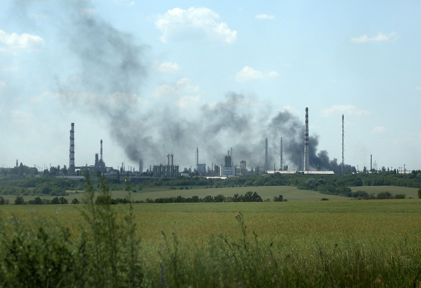 Khói bốc lên từ nhà máy lọc dầu Lysychansk.