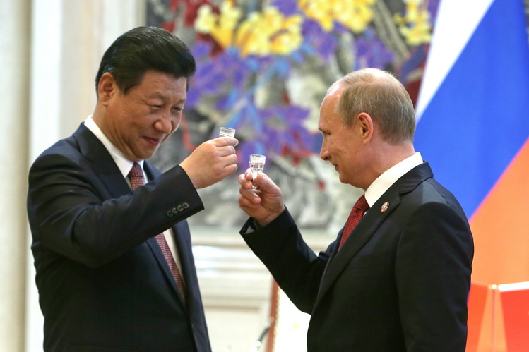 Chủ tịch Trung Quốc Tập Cận Bình và Tổng thống Nga Putin cùng uống rượu (ảnh: CNN)