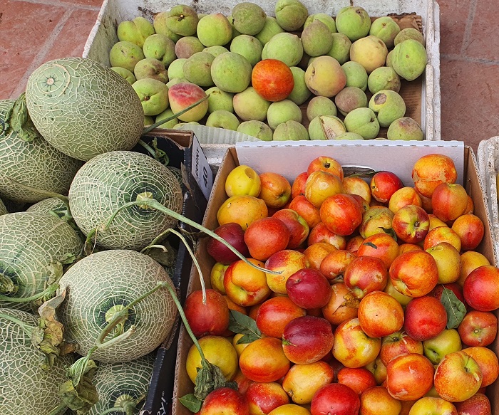 Mận, đào Trung Quốc bày bán tại các chợ.