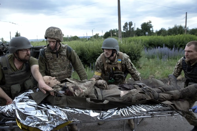 Một binh sĩ Ukraine bị thương trong giao tranh gần thành phố Bakhmut, tỉnh Donetsk.