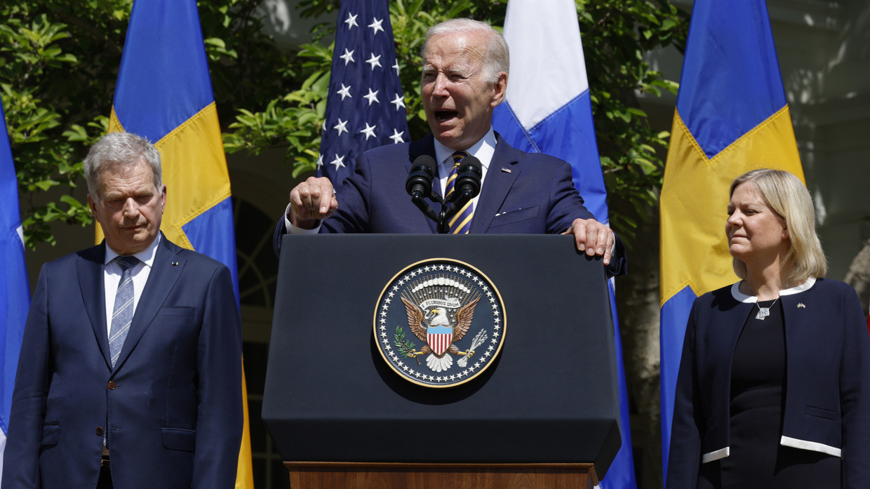 Ông Biden phát biểu bên cạnh hai nhà lãnh đạo Phần Lan và Thụy Điển.
