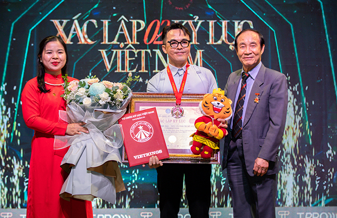 Hồ Ngọc Hà mặc gợi cảm sánh đôi Kim Lý, quấn quít không rời tại sự kiện - 6