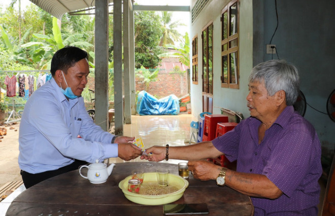 Hết giờ dạy, thầy Tân tranh thủ đi bán vé số, lấy tiền làm từ thiện