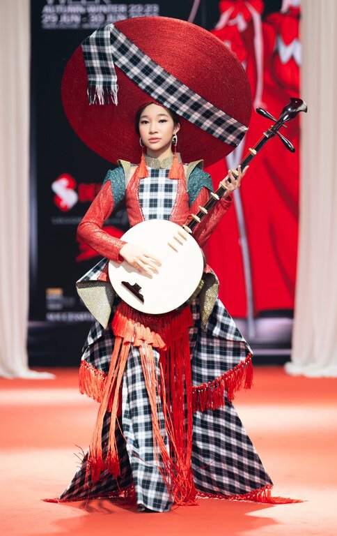 Mới đây, NTK Lê Trần Đắc Ngọc đã đại diện Vietnam International Fashion Tour - chuỗi show diễn thời trang nhằm quảng bá du lịch Việt - đảm nhận vị trí mở màn cho Thailand Fashion Week 2022.