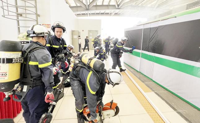 200 trăm cảnh sát diễn tập chữa cháy lớn trên tuyến tàu điện trên cao - hình ảnh 3
