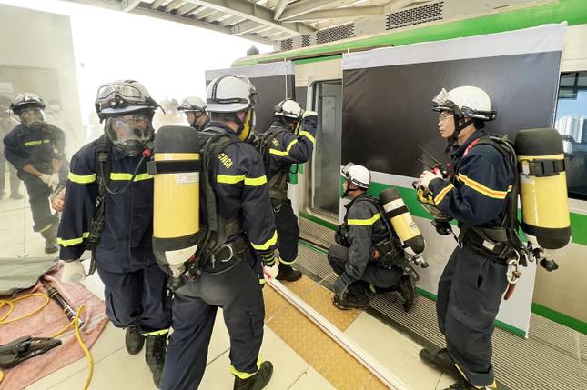 200 trăm cảnh sát diễn tập chữa cháy lớn trên tuyến tàu điện trên cao - hình ảnh 4