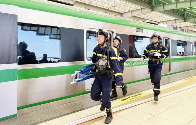 200 trăm cảnh sát diễn tập chữa cháy lớn trên tuyến tàu điện trên cao - hình ảnh 6