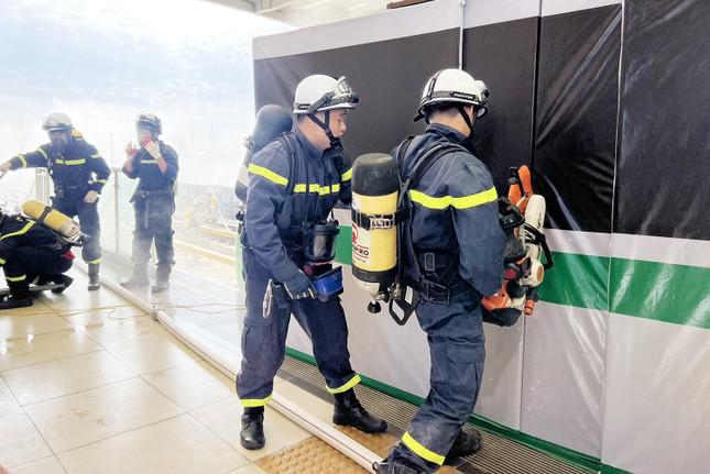 200 trăm cảnh sát diễn tập chữa cháy lớn trên tuyến tàu điện trên cao - hình ảnh 5