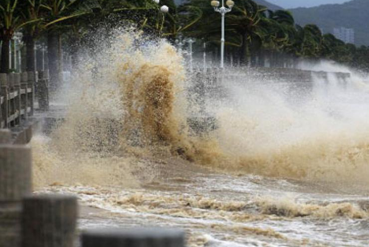 Tâm bão số 1 cách Quảng Ninh hơn 300km, nhiều tỉnh phía Bắc “căng mình” ứng phó