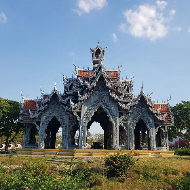 Đền Sumeru khoác lên mình lối kiến trúc mang đậm văn hóa tín ngưỡng của Thái Lan. Ảnh: Instagram | garnchai