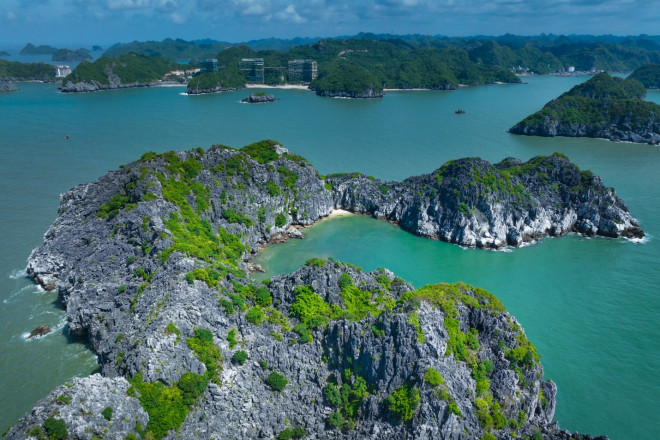 Mật độ núi đá vôi ở vịnh Lan Hạ khá dày và hoang sơ, chia cắt mặt biển thành những áng, vịnh nhỏ